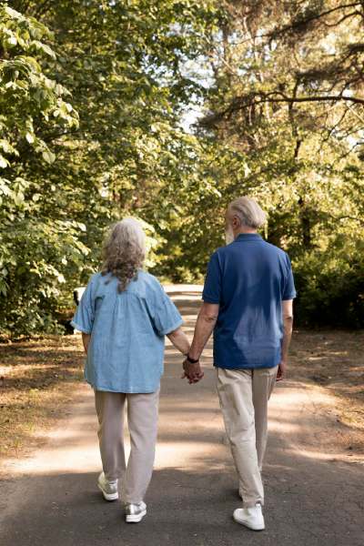 couple-holding-hands