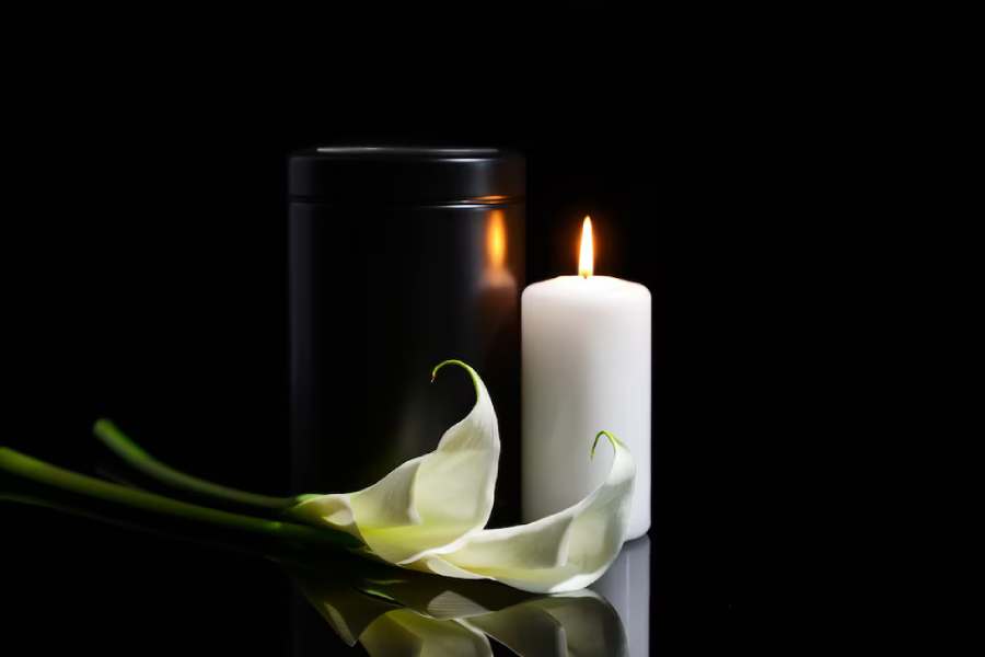 mortuary-urn-burning-candle